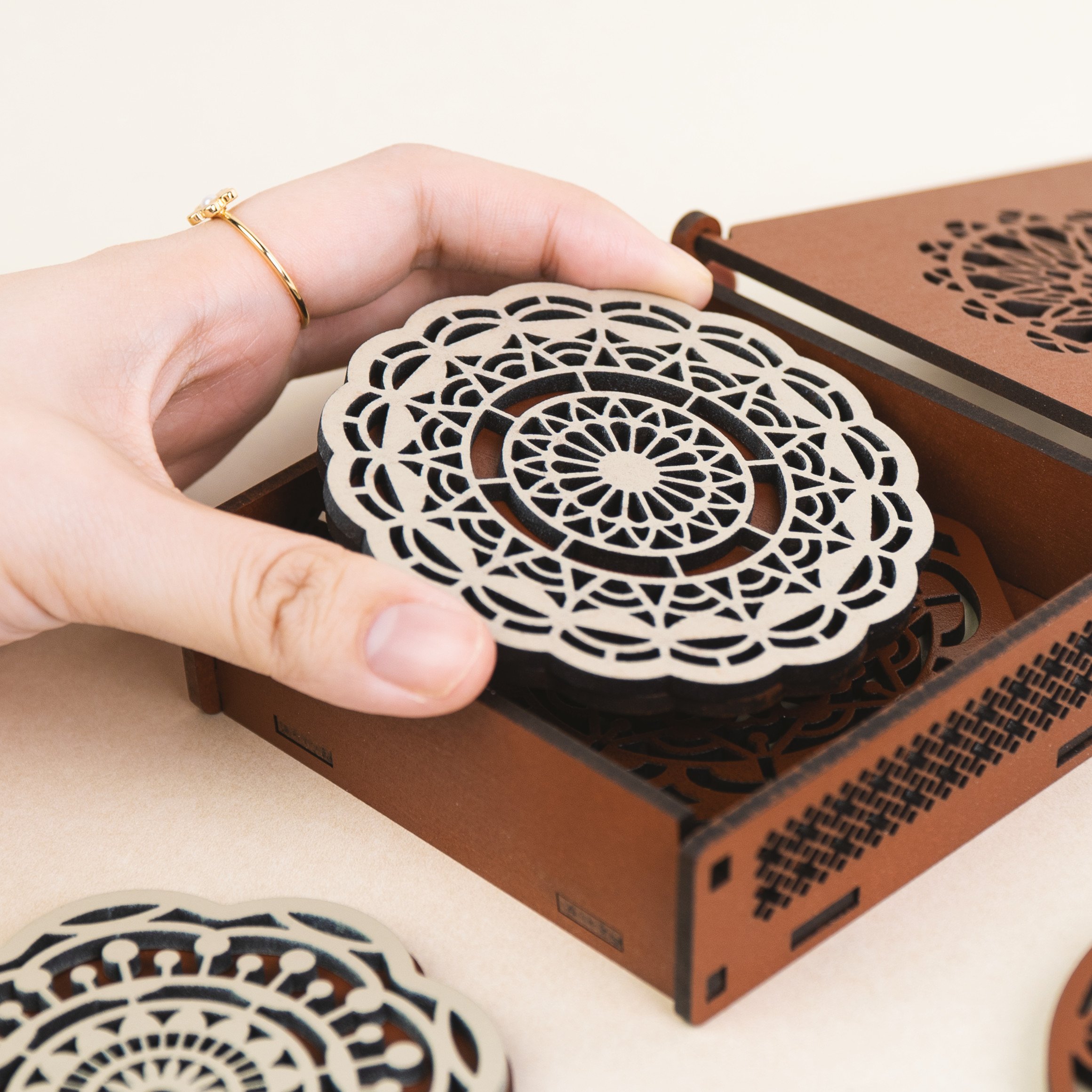 cover image of th tinker Spring Coaster Set *with Storage Box