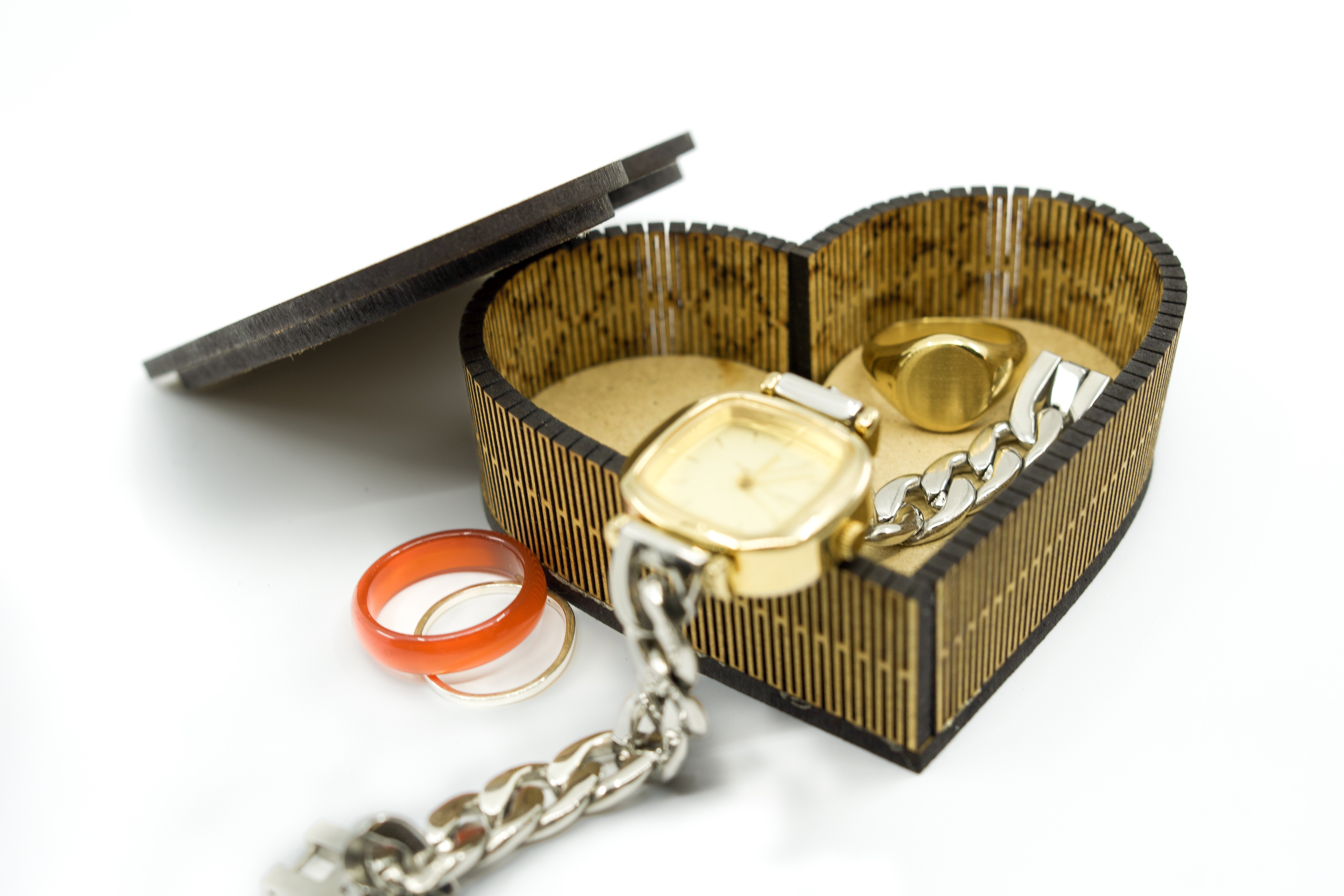 cover image of th tinker Heart shaped giftbox