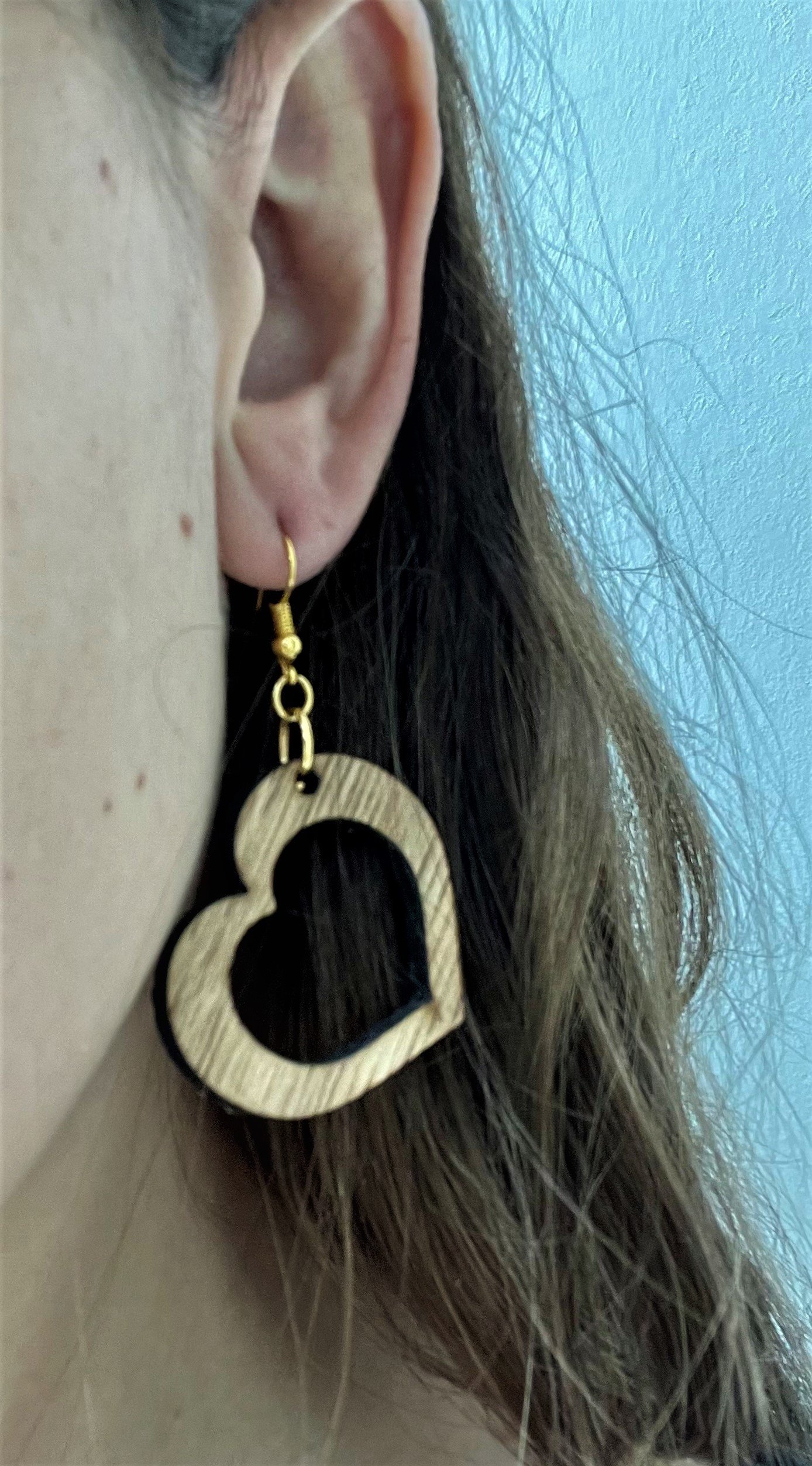cover image of th tinker Heart earrings